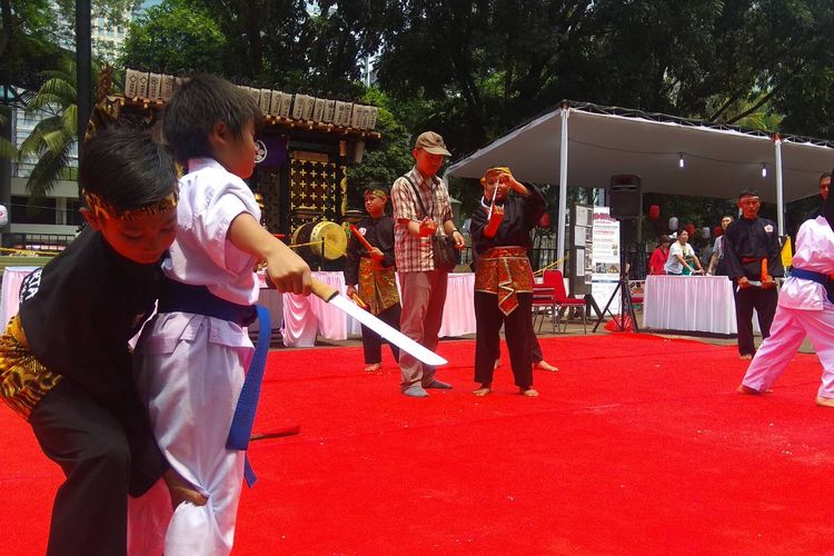 Moment saat siswa Pencak Silat mengajari siswa Karate dari Jepang beberapa teknik pencak silat