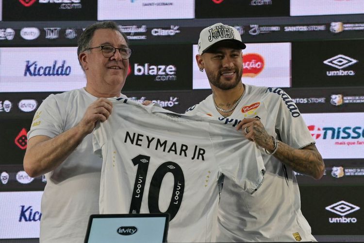 Neymar bersama jersey nomor 10 Santos saat ia meresmikan kembalinya ke klub Liga Brasil tersebut pada Jumat (31/1/2025).