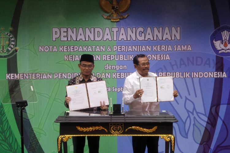 Jaksa Agung HM. Prasetyo dan Menteri Pendidikan dan Kebudayaan Muhadjir Effendy menandatangani nota kesepakatan terkait kerja sama antara kedua institusi di Sasana Pradana, Kompleks Kejaksaan Agung, Jakarta Selatan, Kamis (28/9/2017).