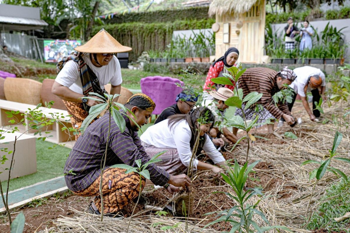 PT Amartha Mikro Fintek (Amartha) berkomitmen untuk mereduksi emisi karbon melalui inisiatif penanaman pohon, dengan menanam pohon asli lewat metode miyawaki, Kamis (16/11/2023).