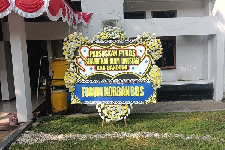 Dua buah karangan bunga berisi sindiran kepada Bupati Bandung Dadang Supriatna bertengger di Komplek Pemda Kabupaten Bandung, Kamis (7/8/2025) sindiran itu kasus peniouan PT BDS yang merupakan BUMD Kabupaten Bandung