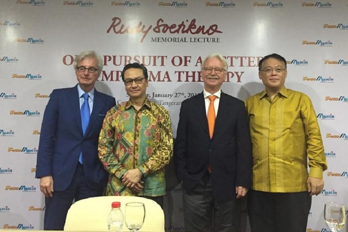 Dari kiri ke kanan, Prof.Rummel, Dr.Hilman Tadjoedin Sp.PD-KHOM, dr.Med Lothar Boning, dan Krestijanto Pandji