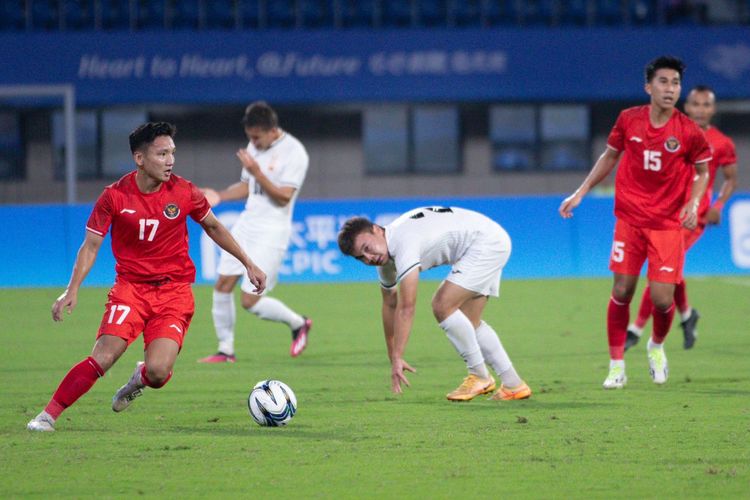 Gelandang Timnas U24 Indonesia, Syahrian Abimanyu, berpose pada laga Grup F cabor sepak bola putra Asian Games 2022 vs Kirgistan di Zhejiang Normal University East Stadium, Jinhua, China, Selasa (19/9/2023).