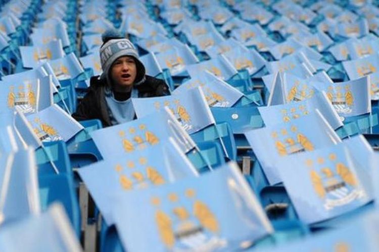 Seorang suporter Manchester City, di Stadion Etihad, Manchester, Inggris.