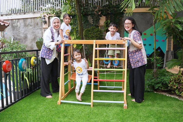 Rumah Main Cikal menerapkan pendekatan play-based learning dalam praktik belajar mengajar pada anak usia dini. 
