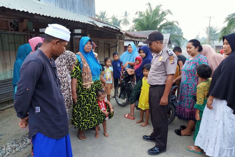 Seorang bocah perempuan berusia tiga tahun (baju merah) ditinggal oleh orang tak diketahui identitasnya di Desa Blang Gleum, Kecamatan Julok, Kabuaten Aceh Timur, Rabu (26/2/2020).