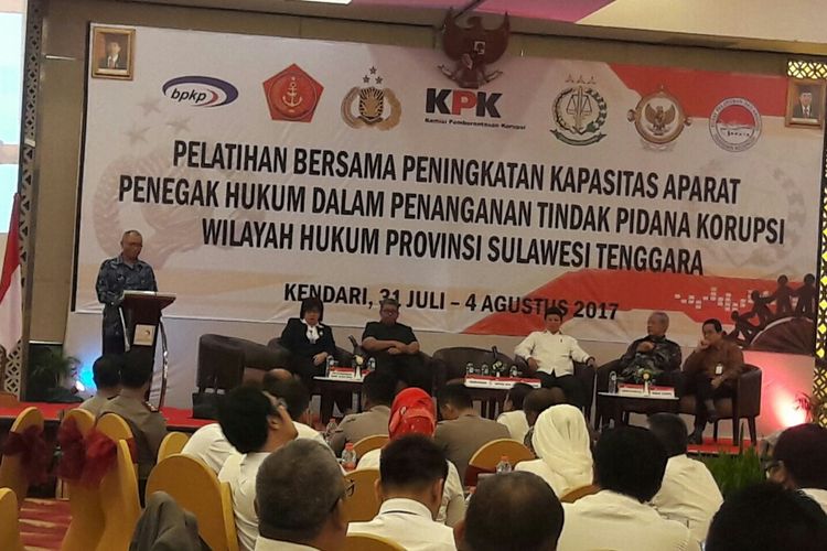 Ketua KPK Ri Agus Raharjo saat membuka pelatihan bersama peningkatan kapasitas penegak hukum dan penanganan Tipikor di wilayah Provinsi Sulawesi Tenggara di Kendari. (KOMPAS.COM/KIKI ANDI PATI)