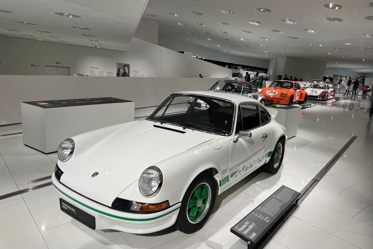 Deretan mobil yang dipamerkan di Museum Porsche, Stuttgart, Jerman. Stuttgart menjadi salah satu kota tuan rumah Euro 2024.