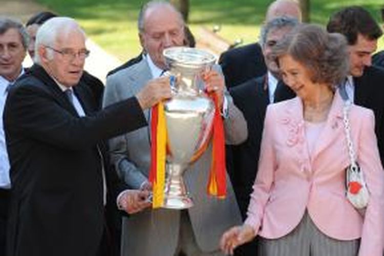 Foto dokumen yang diambil pada 1 Juli 2008 yang memperlihatkan pelatih timnas Spanyol Luis Aragones (kiri), Raja Juan Carlos (tengah) dan Ratu Sofia. Mereka berpose di depan trofi Piala Eropa 2008.