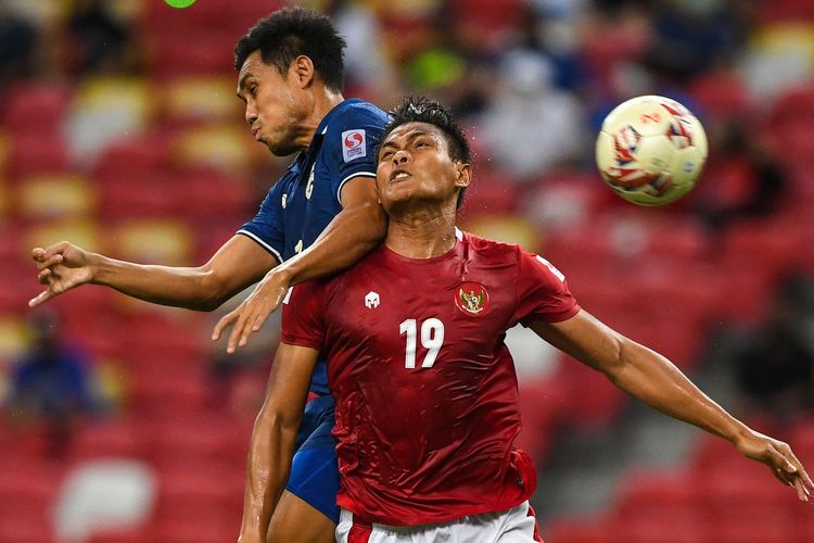 Pemain Thailand Teerasil Dangda (kiri) beradu sundulan di udara dengan pemain Indonesia Fachruddin Wahyudi Aryanto pada pertandingan leg kedua final Piala AFF 2020 antara Indonesia vs Thailand di National Stadium, Singapura, Sabtu (1/1/2022) malam WIB. Indonesia kembali berjumpa Thailand pada laga fase grup Piala AFF 2022. Laga Indonesia vs Thailand telah bergulir di Stadion GBK pada Kamis (29/12/2022).