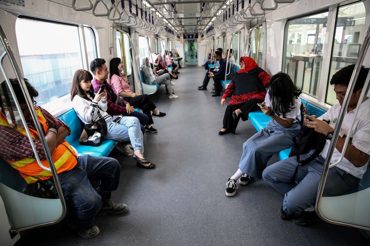 Suasana masyarakat saat mengikuti kegiatan uji coba kereta MRT fase 1 lintas Lebak Bulus-Bundaran Hotel Indonesia (HI) di Jakarta, Selasa (12/3/2019). Uji coba publik kereta MRT fase 1 dilakukan mulai 12-23 Maret 2019. Hingga 11 Maret, tercatat 184.738 orang yang mendaftar untuk mengikuti rangkaian uji coba tersebut.