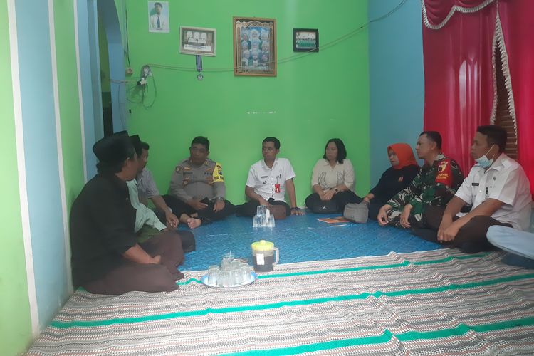 Komisioner Bawaslu Lumajang takziah ke rumah duka PTPS Lumajang yang meninggal dunia, Rabu (21/2/2024)