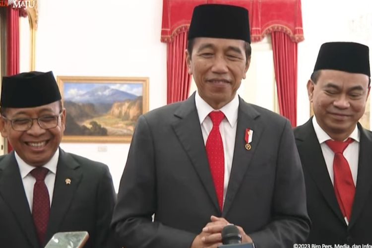Presiden Joko Widodo saat memberikan keterangan pers bersama Mensesneg Pratikno dan Menkominfo Budi Arie Setiadi di Istana Negara, Senin (17/7/2023).