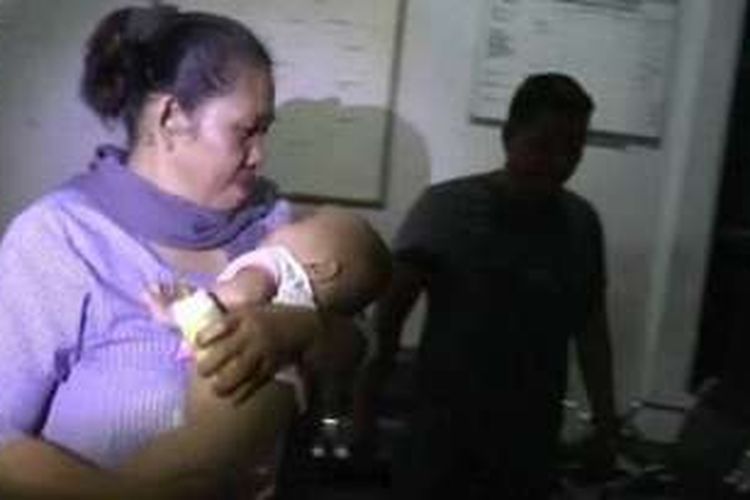 Bayi berjenis kelamin laki laki ini ditemukan warga dalam keadaan kedinginan di kelurahan palitakan, kecamatan tapango Polewali Mandar, Jumat malam tadi.