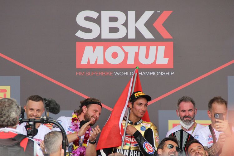 Pebalap tim Pata Yamaha Toprak Razgatlioglu merayakan hasil Race 1 kelas World Superbike (WSBK), di Sirkuit Mandalika, Lombok, Minggu (21/11/2021). Hasil Race 1 membuat Razgatlioglu berhasil memastikan diri menjadi juara WSBK 2021.