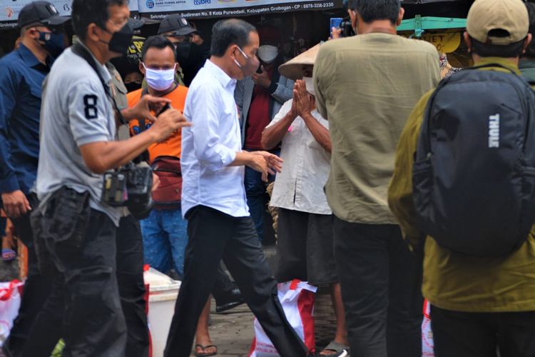 Suasana kunjungan kerja Presiden Republik Indonesia Joko Widodo di Pasar Umum Kota Purwodadi, Kabupaten Grobogan, Jawa Tengah, Rabu (5/1/2022) pagi.