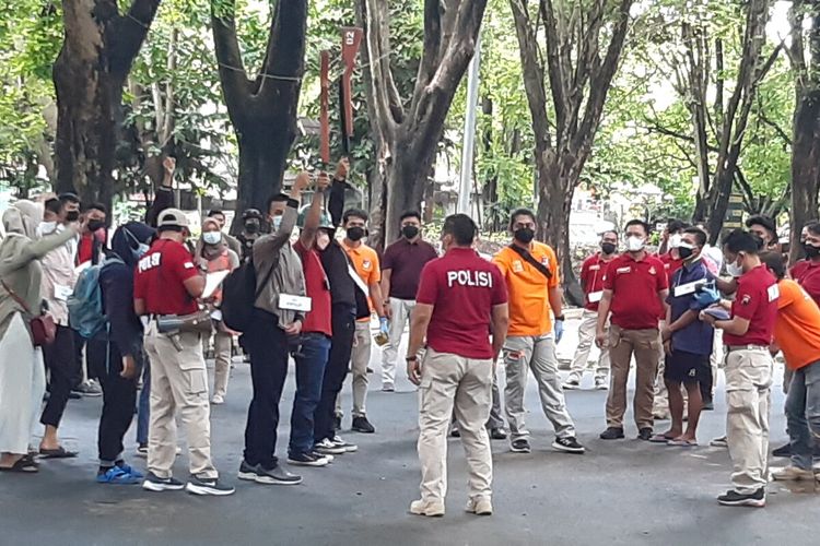 Pelaksanaan rekonstruksi kasus tewasnya Gilang Endi Saputra (21) di Kompleks Stadion Manahan, Solo, Jawa Tengah, Kamis (18/11/2021).