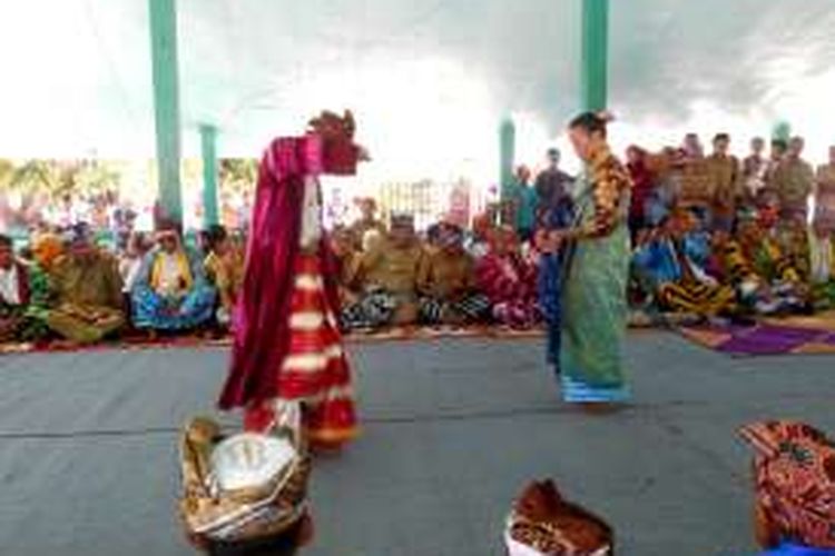 Tetua Adat Desa Wabula, La Taiso (jubah merah) sedang menari tarian tradisional pajoge. Tarian ini merupakan bagian dari adat Matano Galampa yang dilakukan warga Desa Wabula, Kecamatan Wabula, Kabupaten Buton, Sulawesi Tenggara setiap tahunnya. 