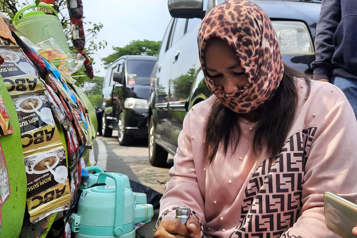 Nani Sajero (42), merupakan pedagang starling yang ikut merasakan berkah street race di Kemayoran, ajang balap yang digelar Kepolisian Daerah (Polda) Metro Jaya, pada Sabtu (3/9/2022) dan Minggu (4/9/2022).