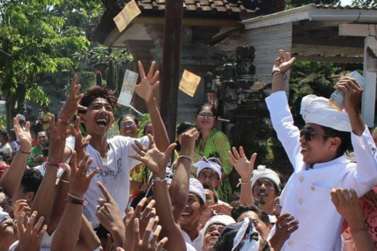 Tradisi Mesuryak, Desa Bongan, Tabanan, Bali 