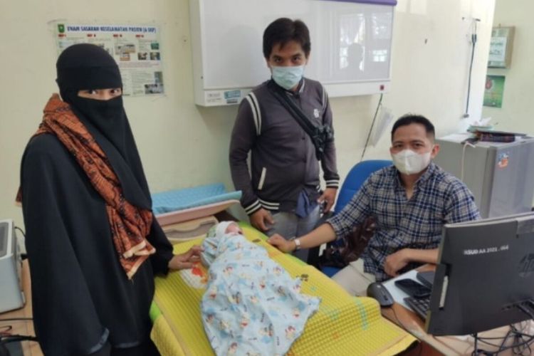 Tim dokter Rumah Sakit Umum Daerah (RSUD) Arifin Achmad Provinsi Riau berhasil melakukan operasi bayi kembar siam.