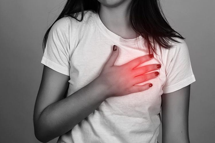 Ilustrasi perempuan terserang gangguan jantung. 