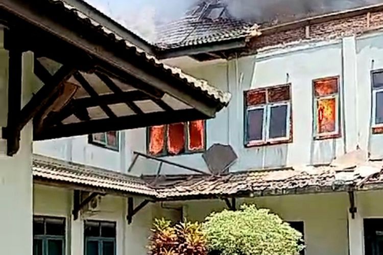Situasi kebakaran di kantor Perhubungan Kodam IV/Diponegoro, Jumat (29/3/2024).