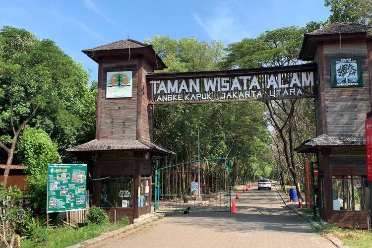 Area pintu masuk Taman Wisata Alam Angke, Pantai Indah Kapuk, Jakarta Utara, pada Senin (24/4/2023). (KOMPAS.com/XENA OLIVIA)