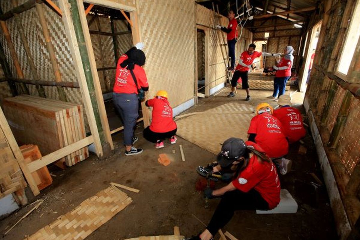 Para relawan atau PRUVolunteers dari 10 negara termasuk Indonesia, serta Hong Kong, Vietnam, Malaysia, Singapura, Filipina, Kamboja, Laos, Taiwan, dan Thailand, pada Jumat (17/3/2023), melakukan kegiatan membantu pembangunan pemulihan gempa Cianjur, Jawa Barat. 

