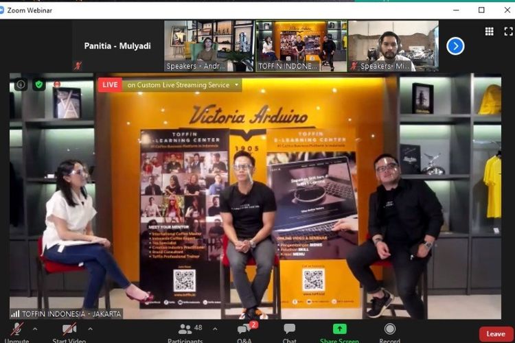 Kedua dari kiri/tengah, Ario Fajar, Head of Marketing Toffin, ketiga dari kiri Willy Sidewalk, Head of Learning & Development Toffin Indonesia dalam acara Virtual Launching, Senin, 5 Oktober 2020. 
