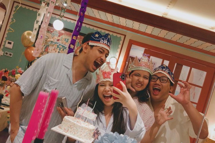 5 Gaya Ulang Tahun Ke-27 Hanggini, Tampil Imut Pakai Piyama 