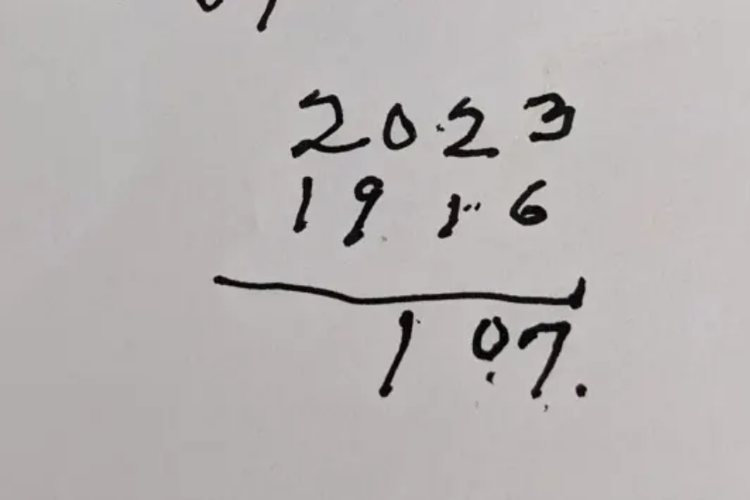 Shirley Hodes menggunakan pena dan tinta untuk menghitung usianya berdasarkan tahun lahirnya.