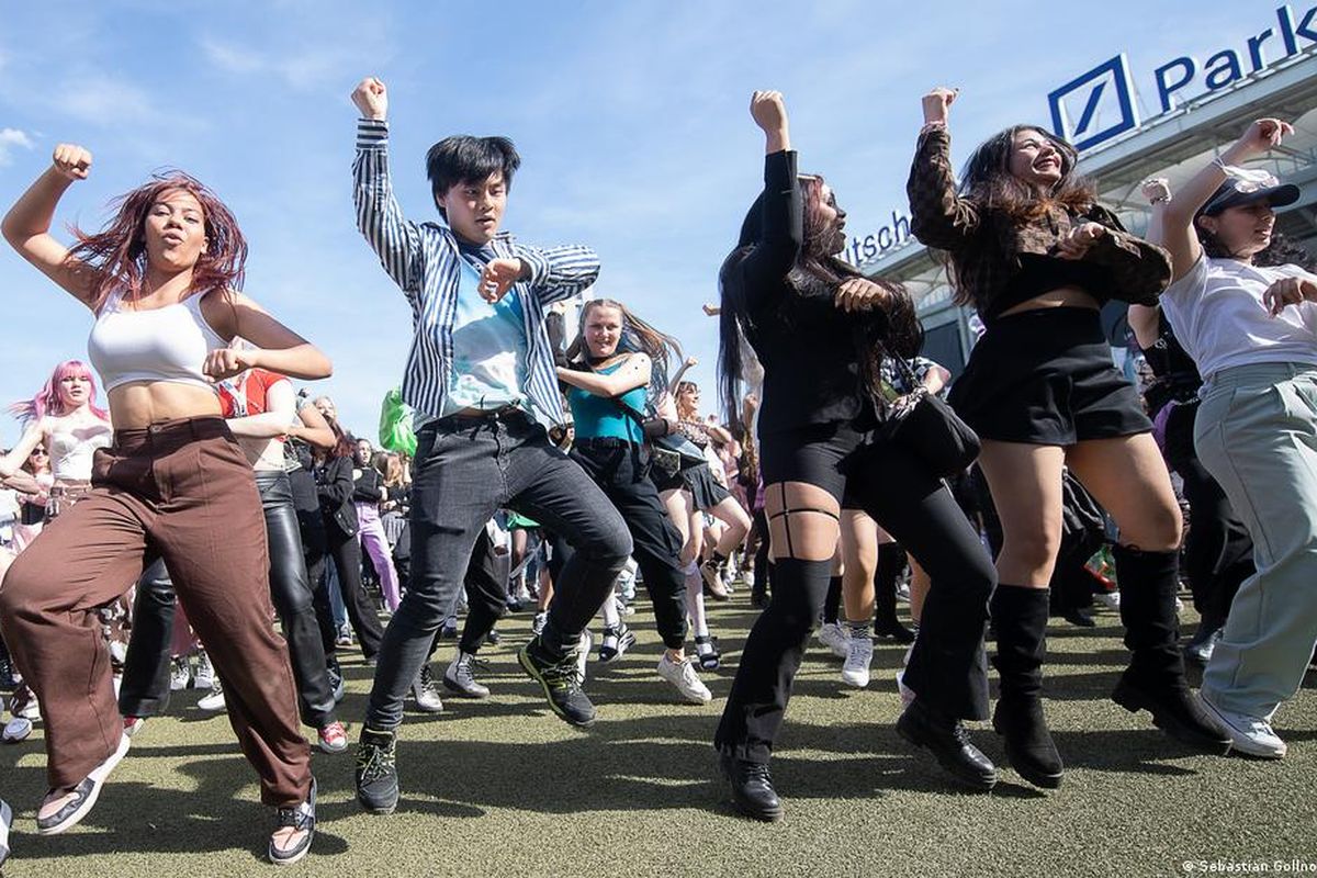 Foto penggemar K-pop pada acara K-pop Mega Festival KPOP.FLEX di Frankfurt am Main, Jerman, Mei 2022.