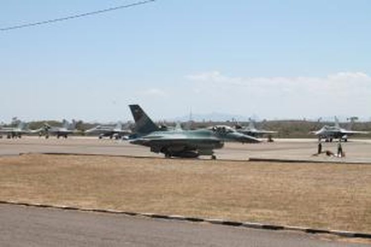 Sejumlah pesawat tempur milik Indonesia dan Australia sedang latihan tempur bersama di Landasan Utama (Lanud) El Tari Kupang, Nusa Tenggara Timur (NTT), Selasa (25/8/2015)