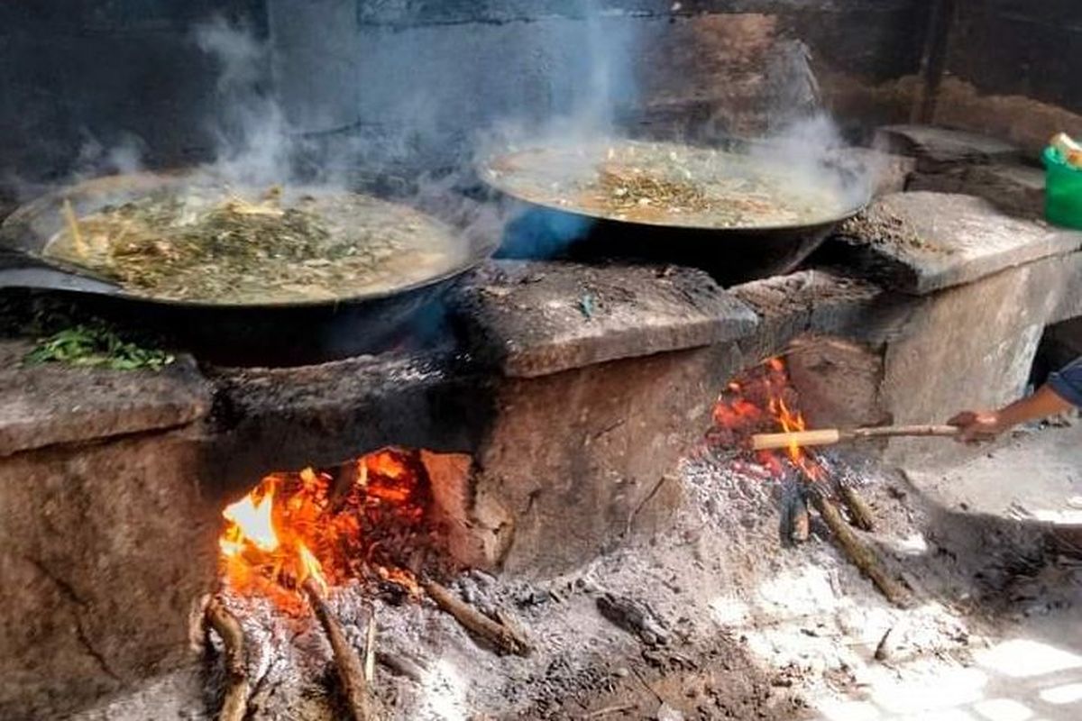 Potret adat dan adab dalam mempersiapkan jamuan makan dalam sebuah pesta adat Karo
