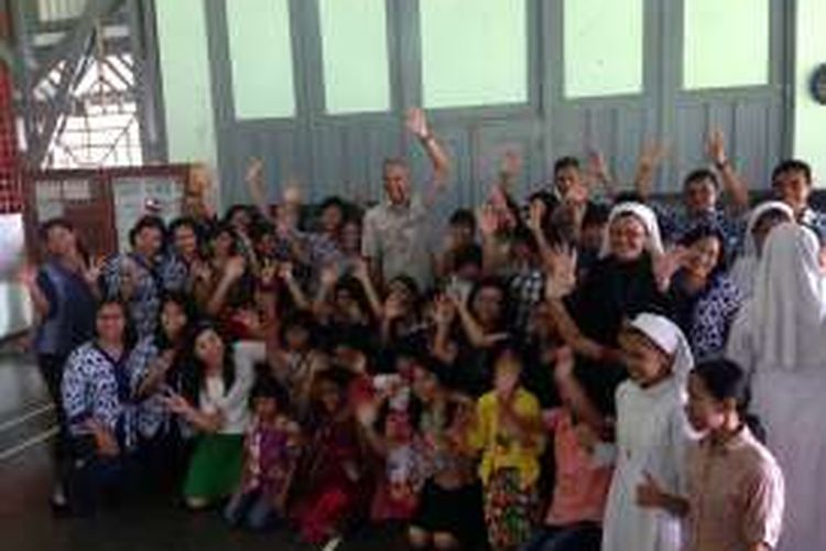 Gubernur Jawa Tengah, Ganjar Pranowo, bersama anak-anak berkebutuhan khusus yang belajar di SLB di Wonosobo, Kamis
(24/3/2016).




Sent from my iPhone
