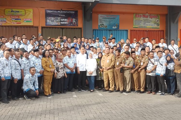 Presiden Joko Widodo berfoto bersama dengan para kepala desa (kades) di GOR Mustika Blora, Jawa Tengah, Selasa (23/1/2024)