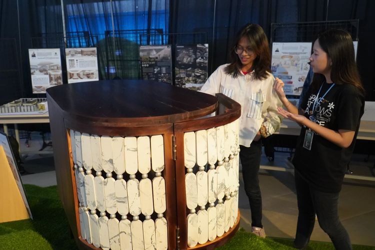 Winnie Nethania Kumala (kanan), mahasiswi Interior Design Petra Christian University Surabaya yang membuat karya furniture interior dengan mendaur ulang sampah plastik.