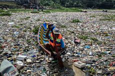 Sampah di Sungai Citarum Diangkut ke TPA Sarimukti