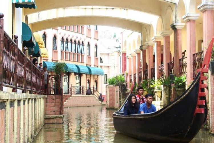 Wahana perahu gondola mempercantik kawasan Little Venice, dibuat semirip mungkin dengan Venesia.