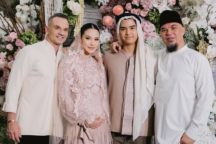 Alyssa Daguise tampil anggun saat tasyakuran 4 bulan kehamilan. Nuansa pastel, detail lembut, dan doa penuh makna menyertainya.