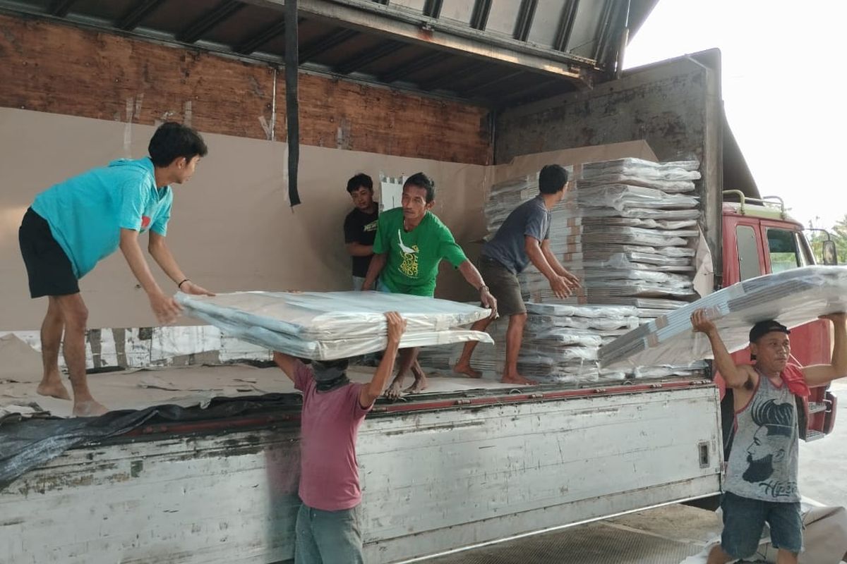 Kedatangan logistik Pilkada 2024 berupa kotak suara di Gudang KPU Kabupaten Buleleng, di Desa Pemaron, Kecamatan Buleleng, Kabupaten Buleleng, Provinsi Bali, Jumat (27/9/2024).