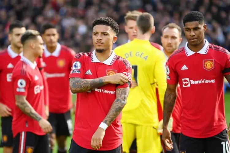 Jadon Sancho, Marcus Rashford, dan para pemain Manchester United memakai pita hitam pada lengan mereka sebagai tanda belasungkawa terhadap para korban di Stadion Kanjuruhan Malang. Setelah menjalani latihan mandiri sejak Oktober tahun lalu, Jadon Sancho berpeluang kembali tampil pada laga Man United vs Nottingham, Kamis (2/2/2023) dini hari WIB.