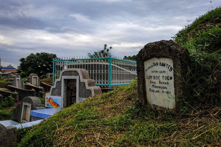 Nisan bertarikh 1911 menandai makam tertua yang desainnya tampak kontras dengan aneka nisan-nisan modern di perkuburan cina TPU Penggilingan Baru, Bekasi Utara, sehari jelang Imlek 2571, Jumat (24/1/2020).