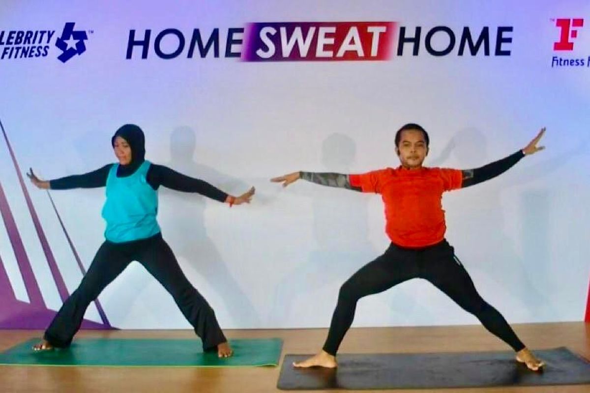 Celebritu Fitness dan Fitness First menawarkan kelas olahraga online melalui media sosialnya. 