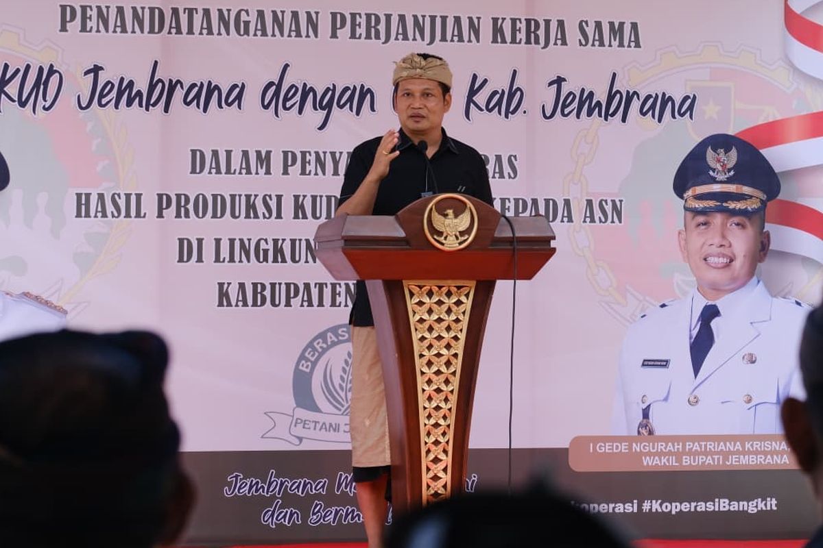 Bupati Jembrana I Made Kembang Hartawan memberikan sambutan dalam acara penandatanganan Perjanjian Kerja Sama (PKS) antara enam KUD dan OPD Pemkab Jembrana di KUD Catur Guna Amertha, Desa Yehembang Kangin, Kecamatan Mendoyo, Kamis (31/7/2025).