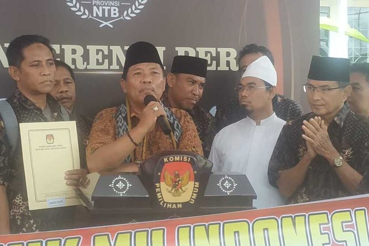 Zaini Arony mantan Bupati Lombok Barat mantan terpidana korupsi saat mendaftar di KPU sebagai calon DPD RI