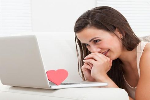 Umbar Kemesraan di Media Sosial Buat Hubungan Cinta Makin Langgeng