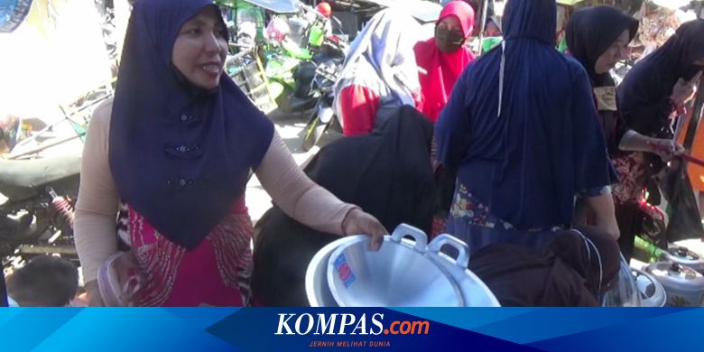 Warga Polewali Mandar Rayakan 10 Muharam dengan Belanja Perabotan Dapur