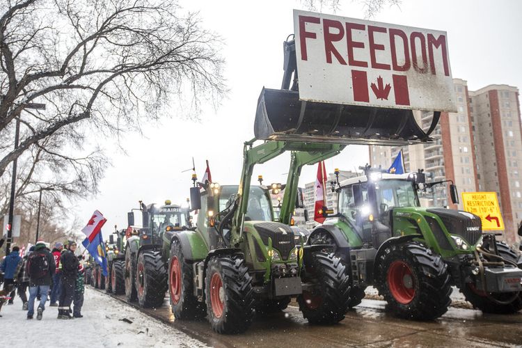 Orang-orang berkumpul untuk memprotes mandat COVID-19 dan mendukung protes terhadap pembatasan Covid-19 yang berlangsung di Ottawa, di Edmonton, Alberta, Sabtu, 5 Februari 2022.